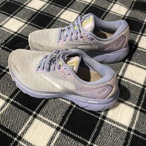 Brooks Ghost Women’s Sneaker 6.5